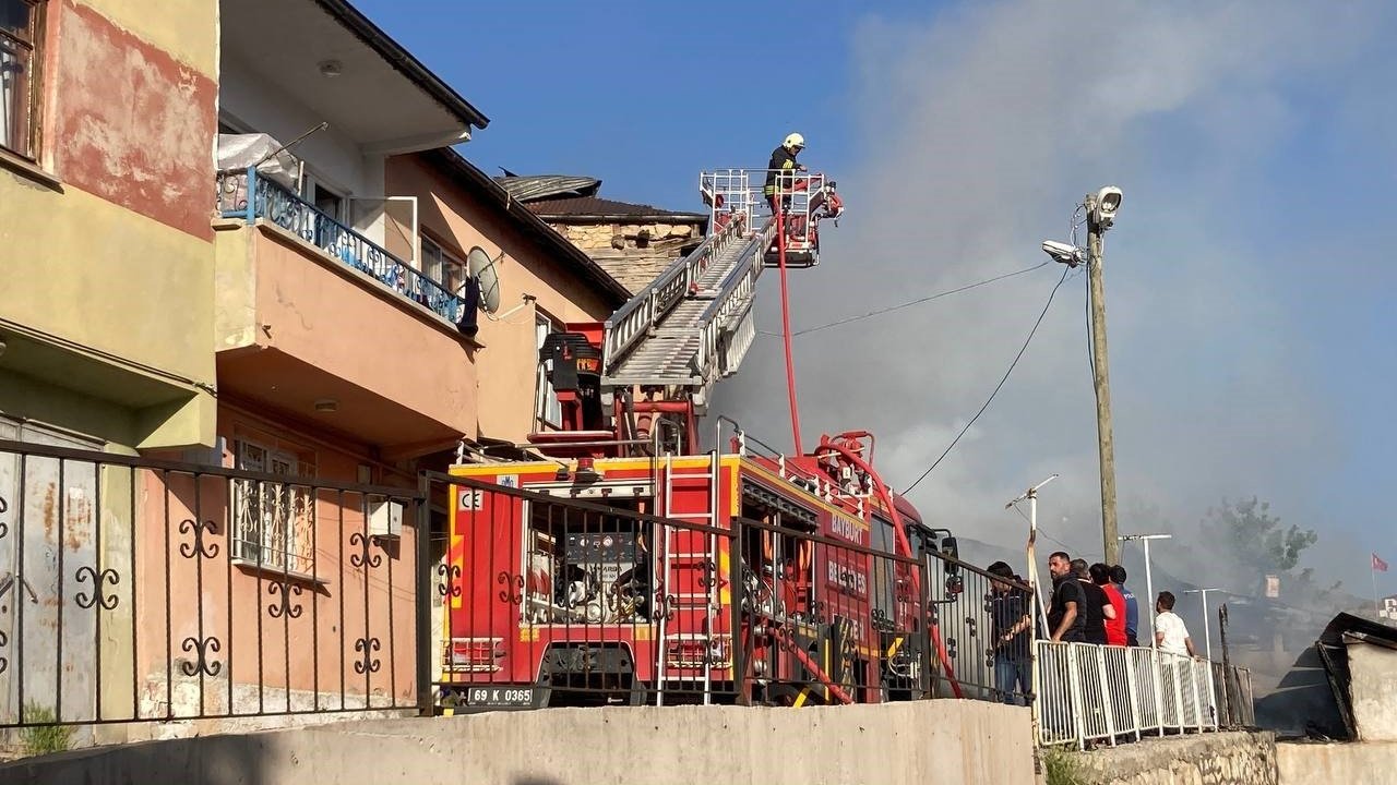 Bayburt’ta çıkan yangında 3 ev hasar gördü