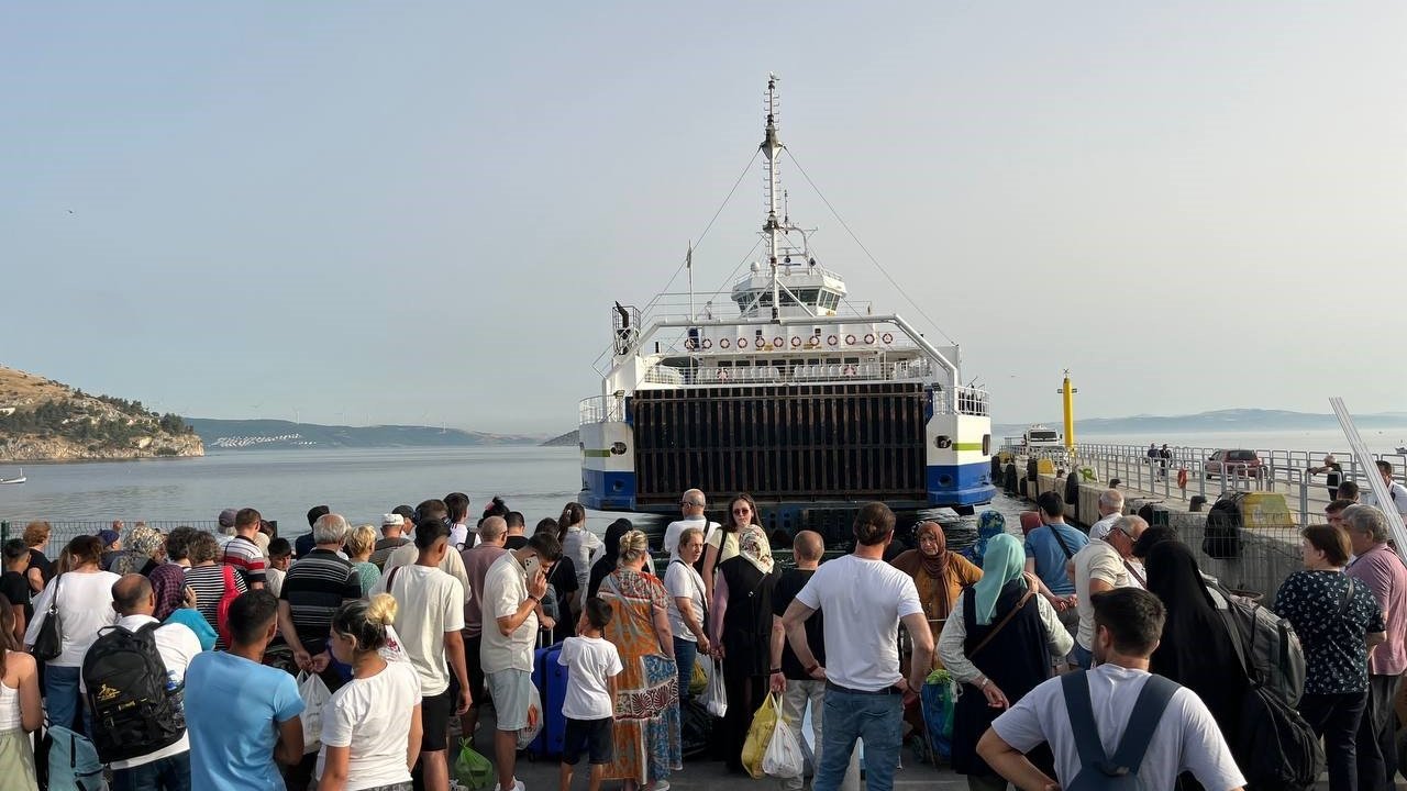 Erdek iskelesinde bayram tatili yoğunluğu