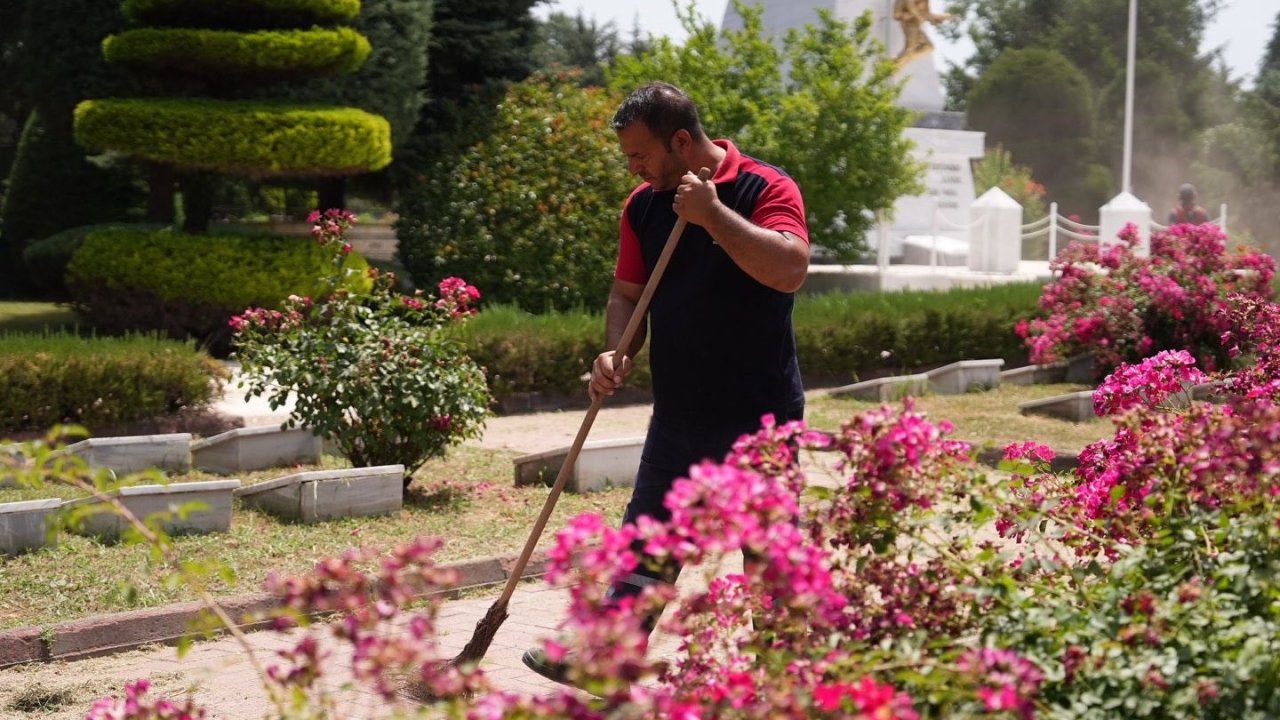 Mezarlıklar bayrama hazırlandı