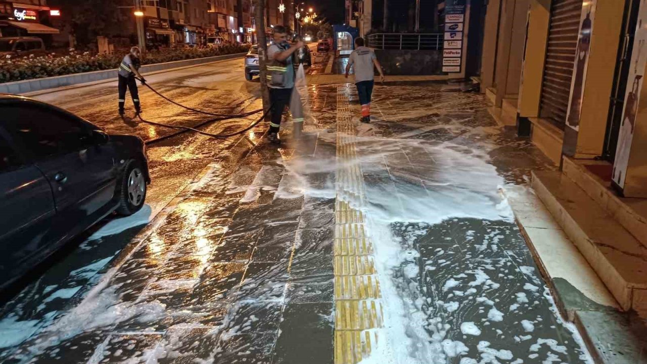 Bozüyük’te ana cadde kaldırımları köpüklü yıkama ile temizleniyor