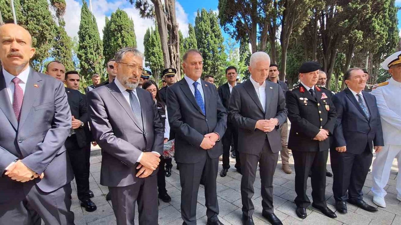 İstanbul Valisi Davut Gül, Edirnekapı Şehitliği’ni ziyareti