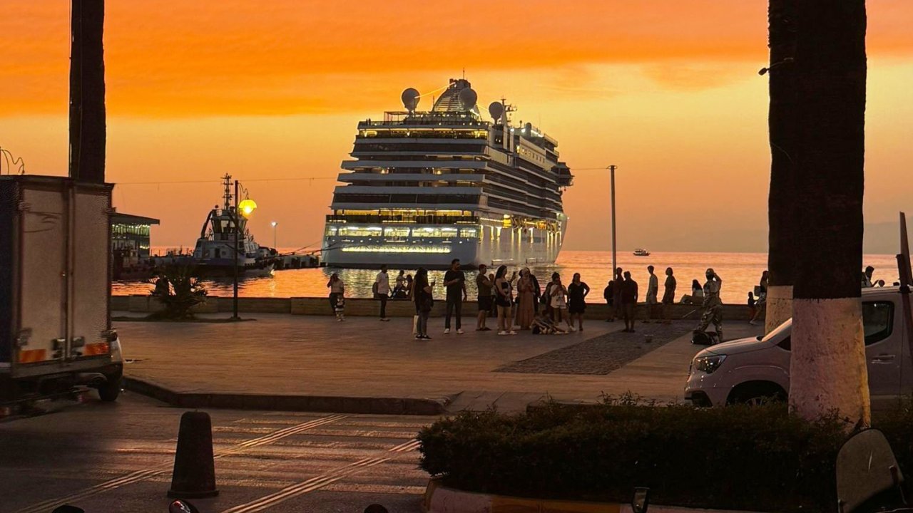 Kuşadası’nda gün batımı mest ediyor