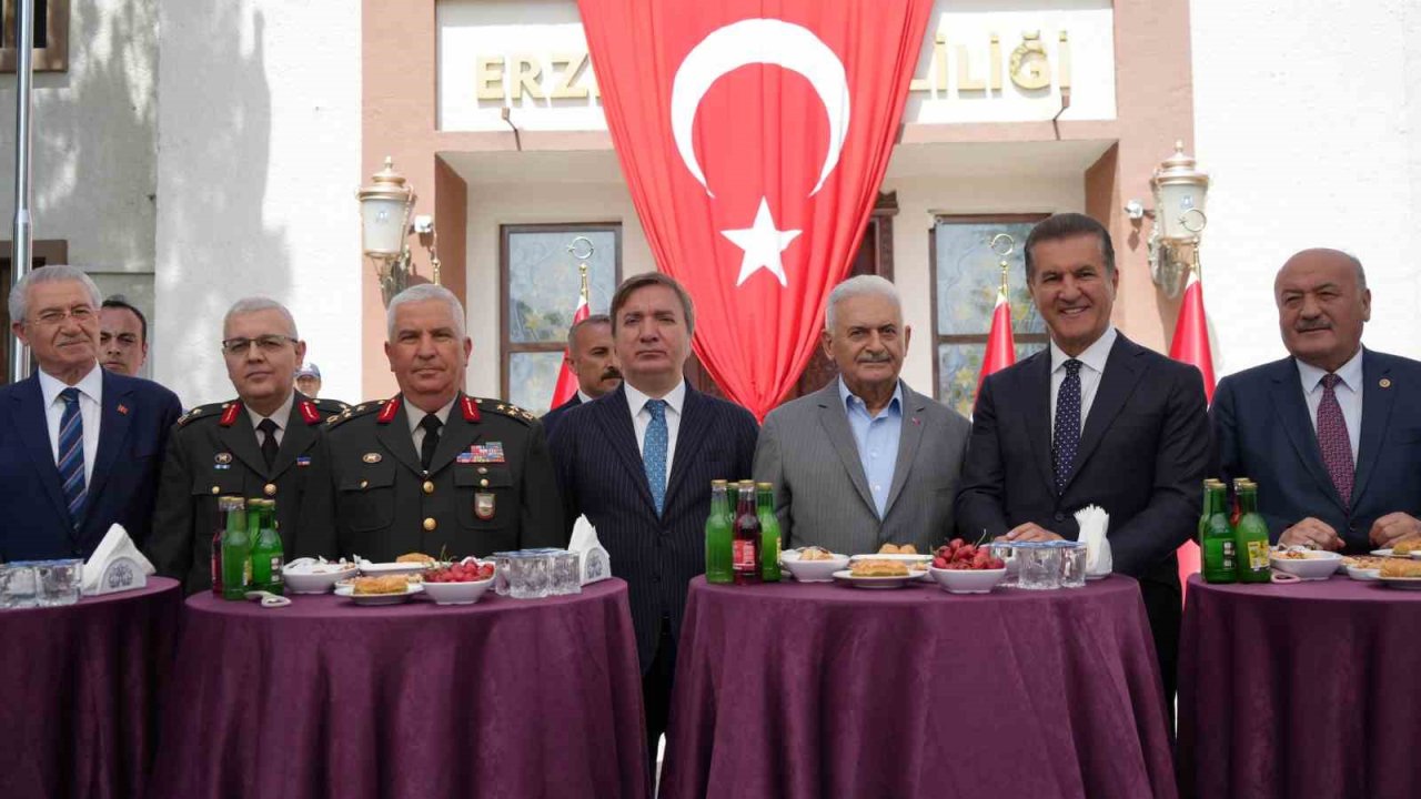 Binali Yıldırım memleketi Erzincan’da bayramlaşma programına katıldı