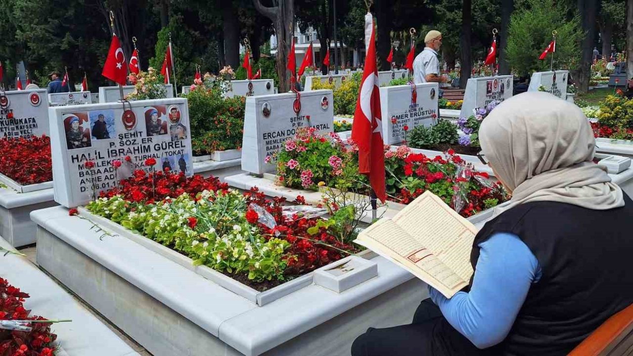 Kurban Bayramı öncesi vatandaşlar Edirnekapı Şehitliği’ni ziyaret etti