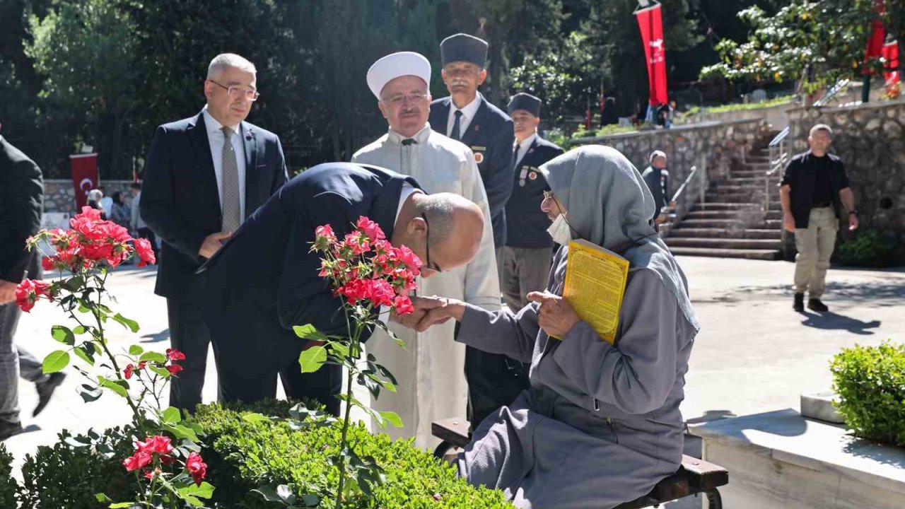 Şehitliklerde hüzünlü bayramlaşma