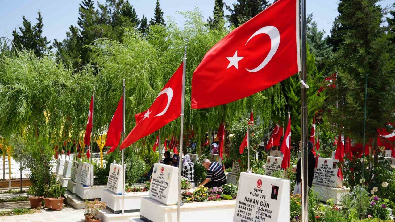 Gaziantep’teki mezarlıklar ve şehitliklerde Arefe yoğunluğu