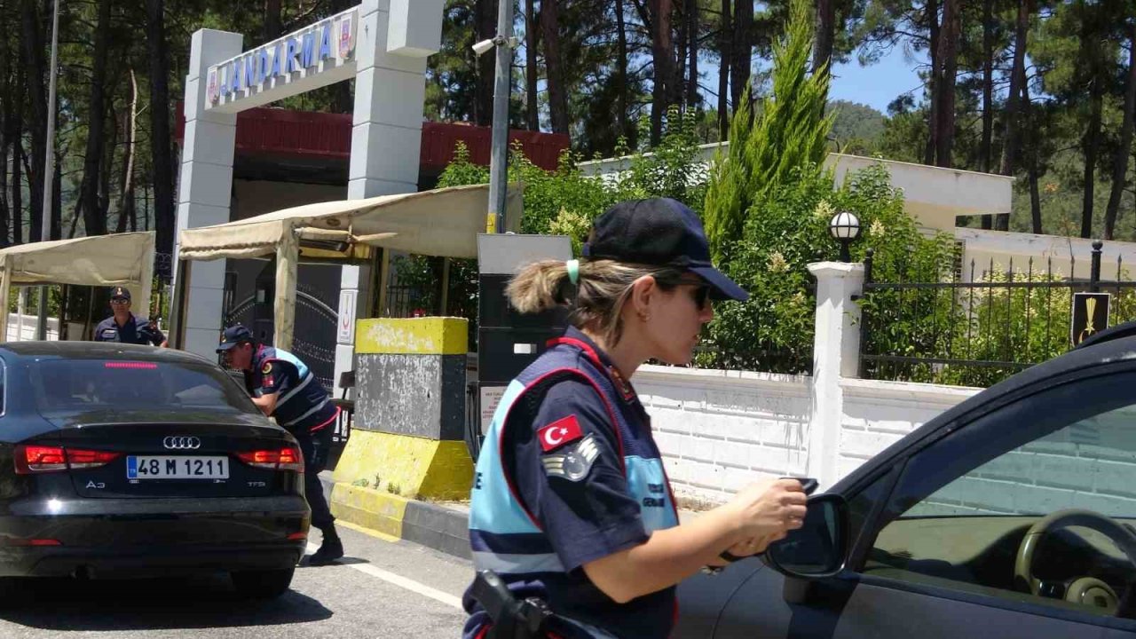 Marmaris ve Datça’ya 24 saatte 50 bin araç girdi