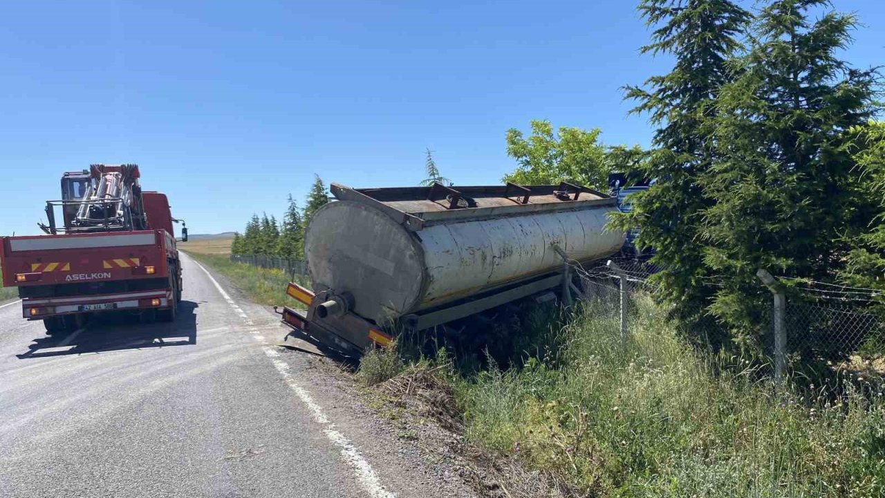 Kulu’da kontrolden çıkan tır şarampole indi