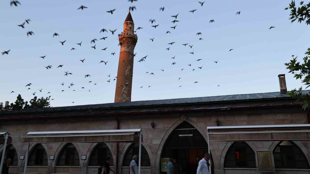 831 yıllık camide Kurban Bayramı namazı kılındı