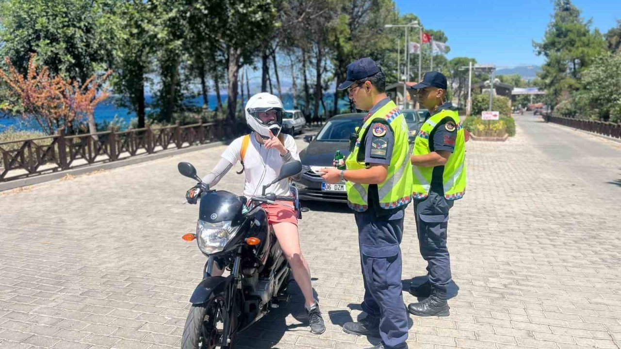 Jandarma sürücüleri hem denetledi hem bilgilendirdi