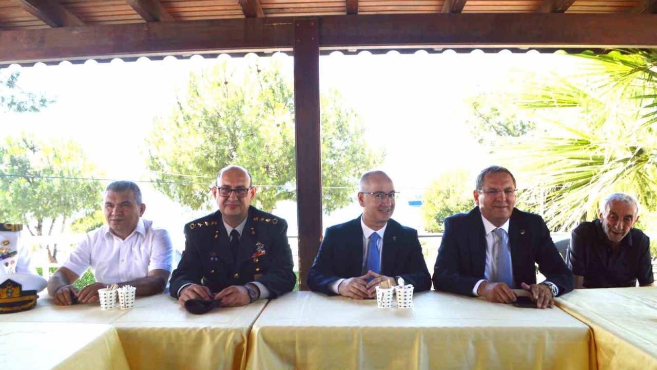 Ayvalık’ta protokol üyeleri kolluk güçleri ve yaşlılarla bayramlaştı