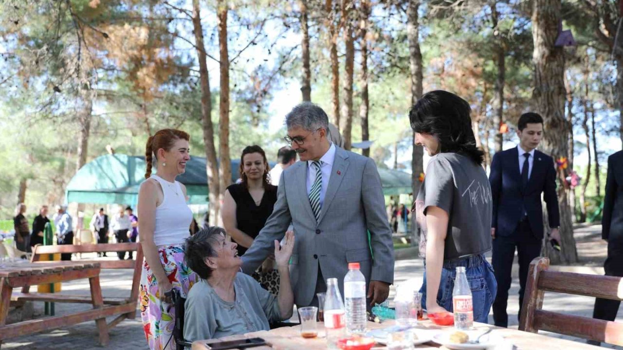 Vali Çelik’ten huzurevi ve çocuk evleri sakinlerine bayram ziyareti