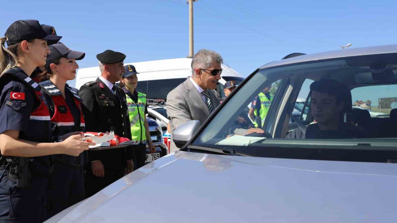 Vali Çelik uygulama noktalarını denetledi sürücülerin bayramını kutladı