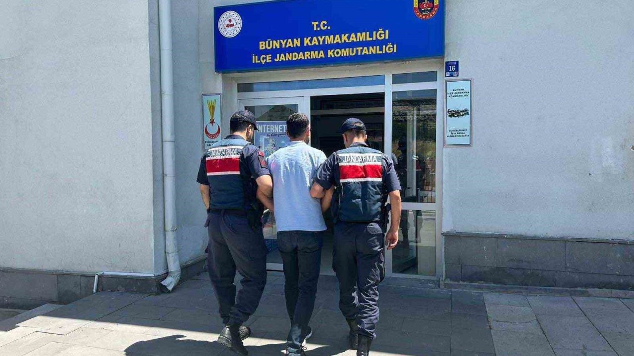 FETÖ’den aranan şahıs jandarmadan kaçamadı