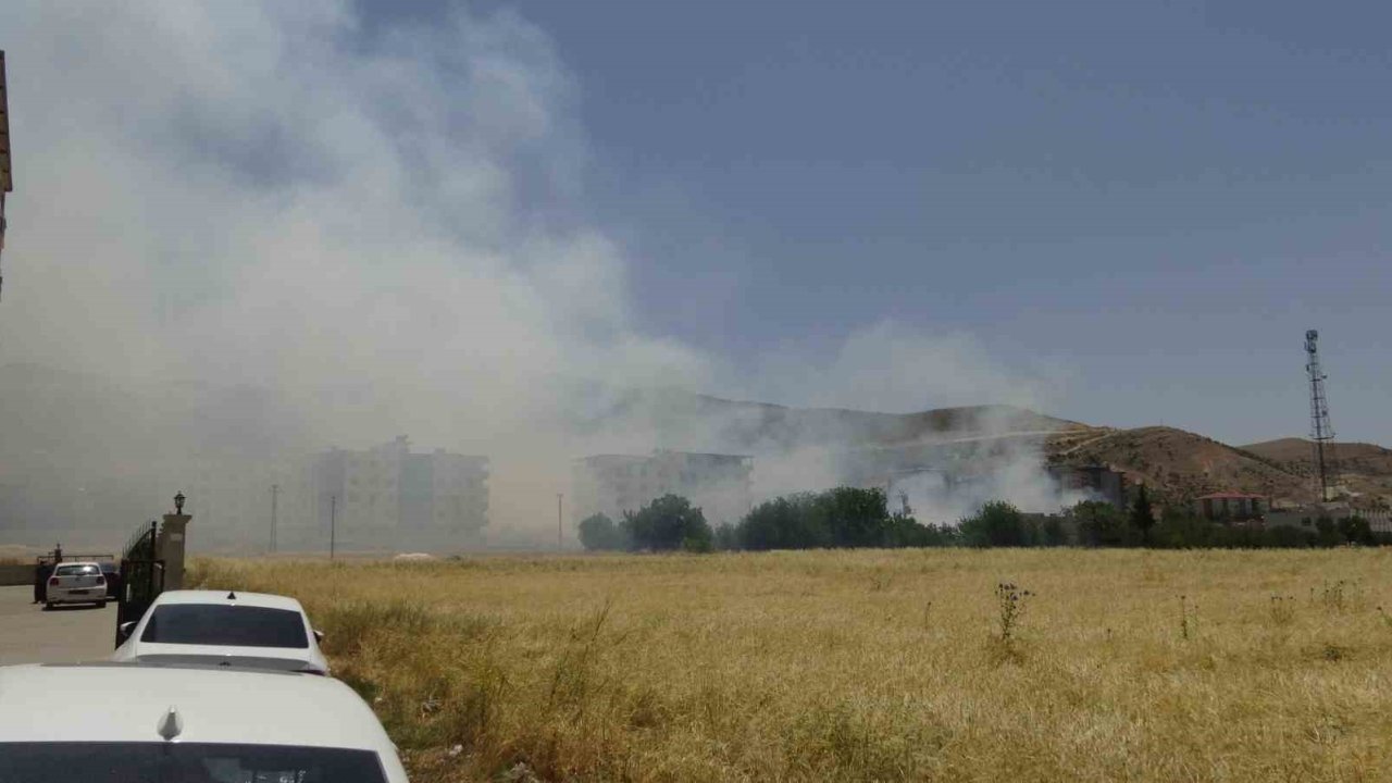 Gercüş’te 20 dönüm buğday ve arpa tarlası yandı