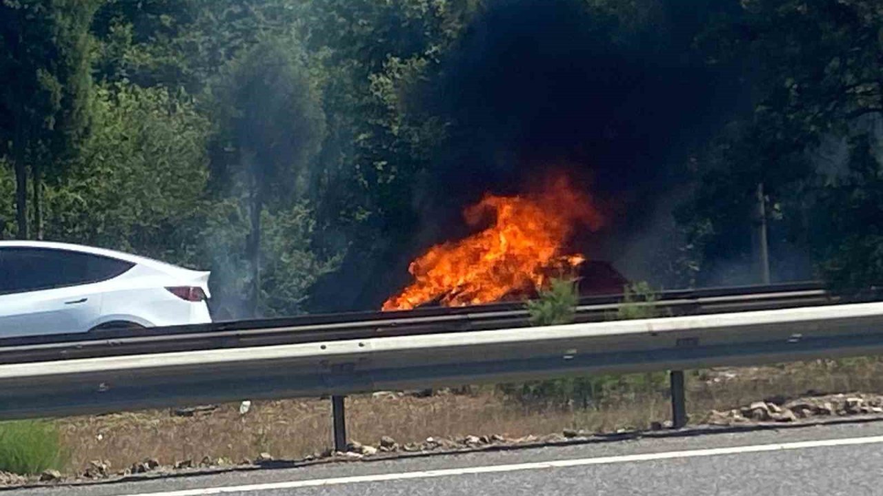 Otoyolda alev alev yandı: Otomobilden geriye demir yığını kaldı