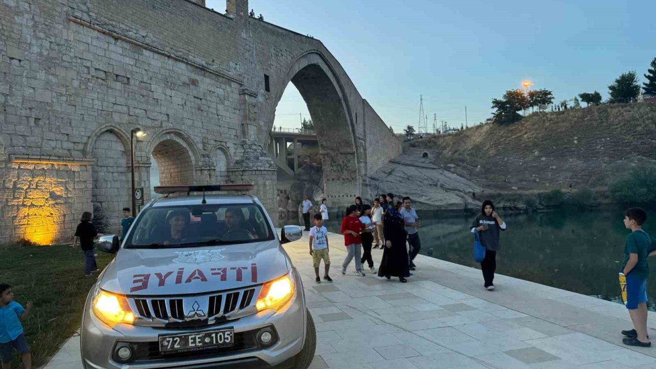 Silvan’da barajda mahsur kalan 2 vatandaş kendi imkanlarıyla çıktı