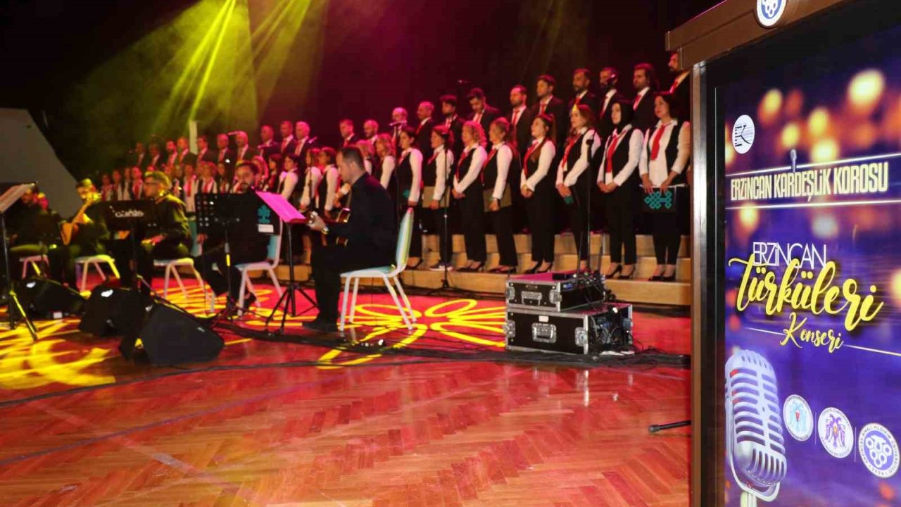 Erzincan’da farklı meslek gruplarından insanların bir araya geldiği “Kardeşlik Korosu” ilk konserini verdi