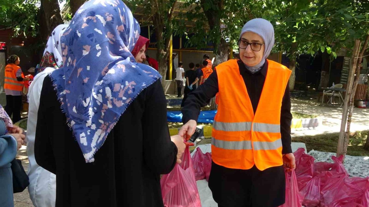 Diyarbakır’da yüzlerce aileye kurban eti ulaştırıldı