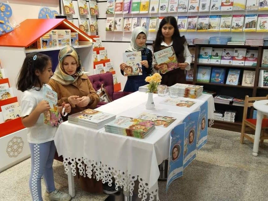 Yazar Ünlüer, Kars'ta okurlarıyla buluştu.