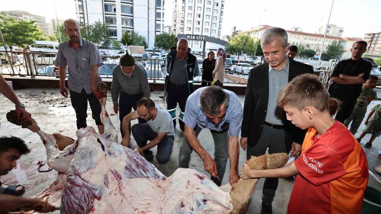 Tahmazoğlu kurban kesim alanlarını ziyaret etti