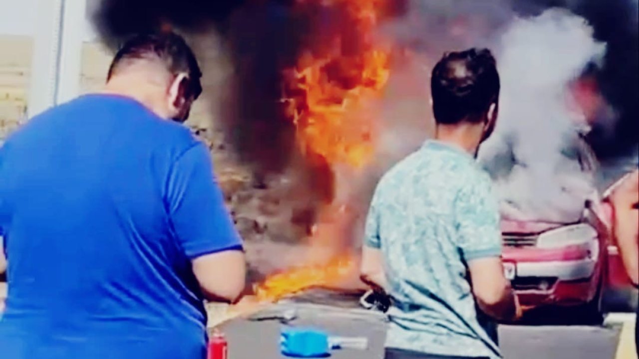 Diyarbakır’da seyir halindeki otomobil alev topuna döndü