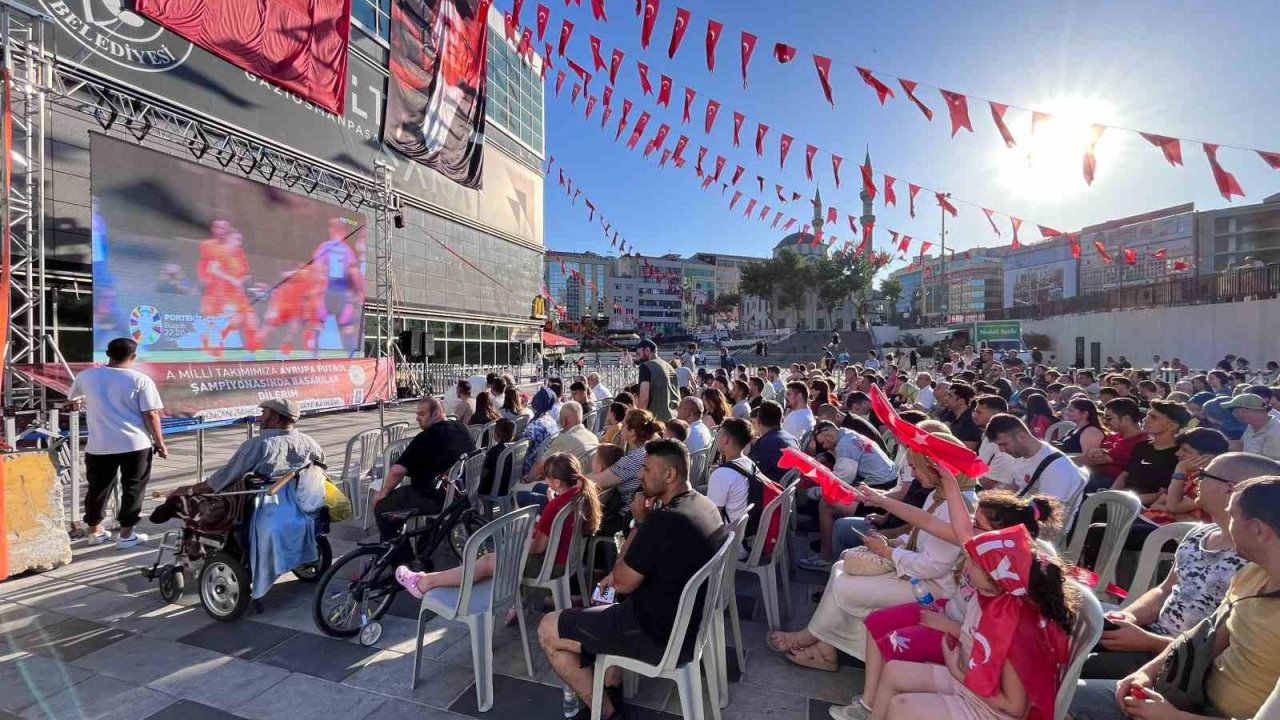 Milli maç coşkusu Gaziosmanpaşa’da yaşandı