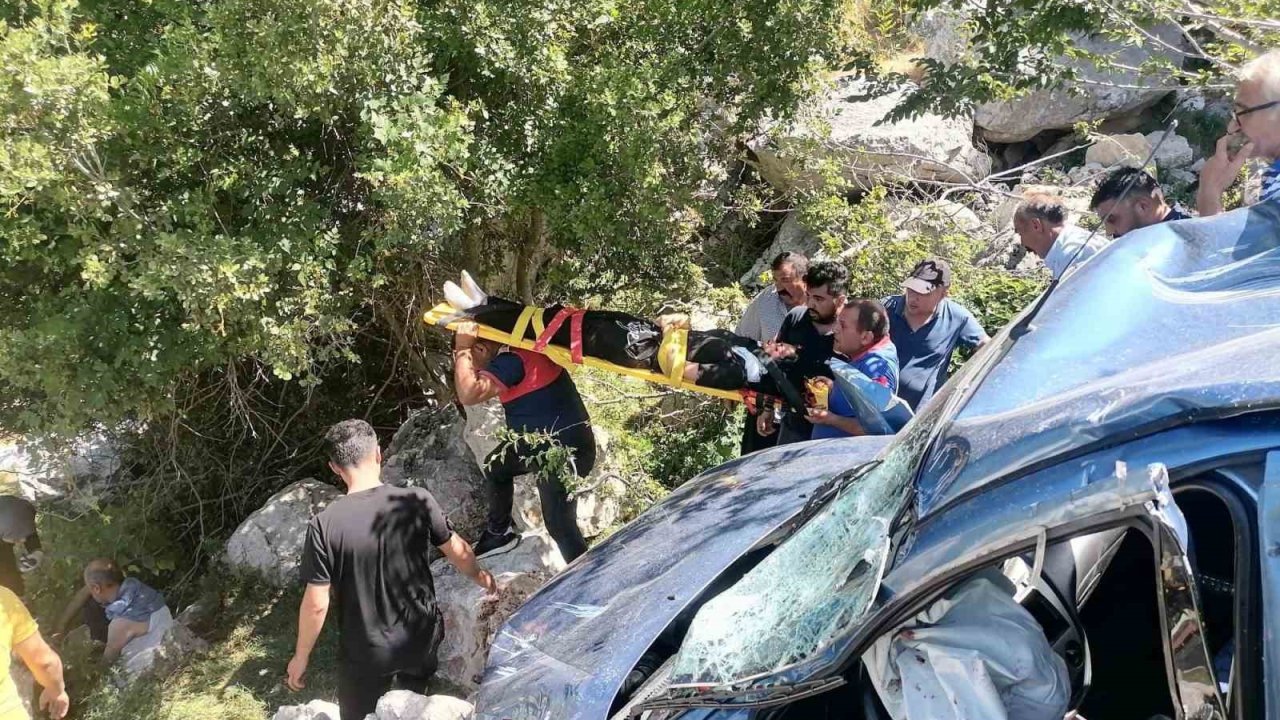 Yayla yolunda otomobil uçuruma yuvarlandı: 5 yaralı