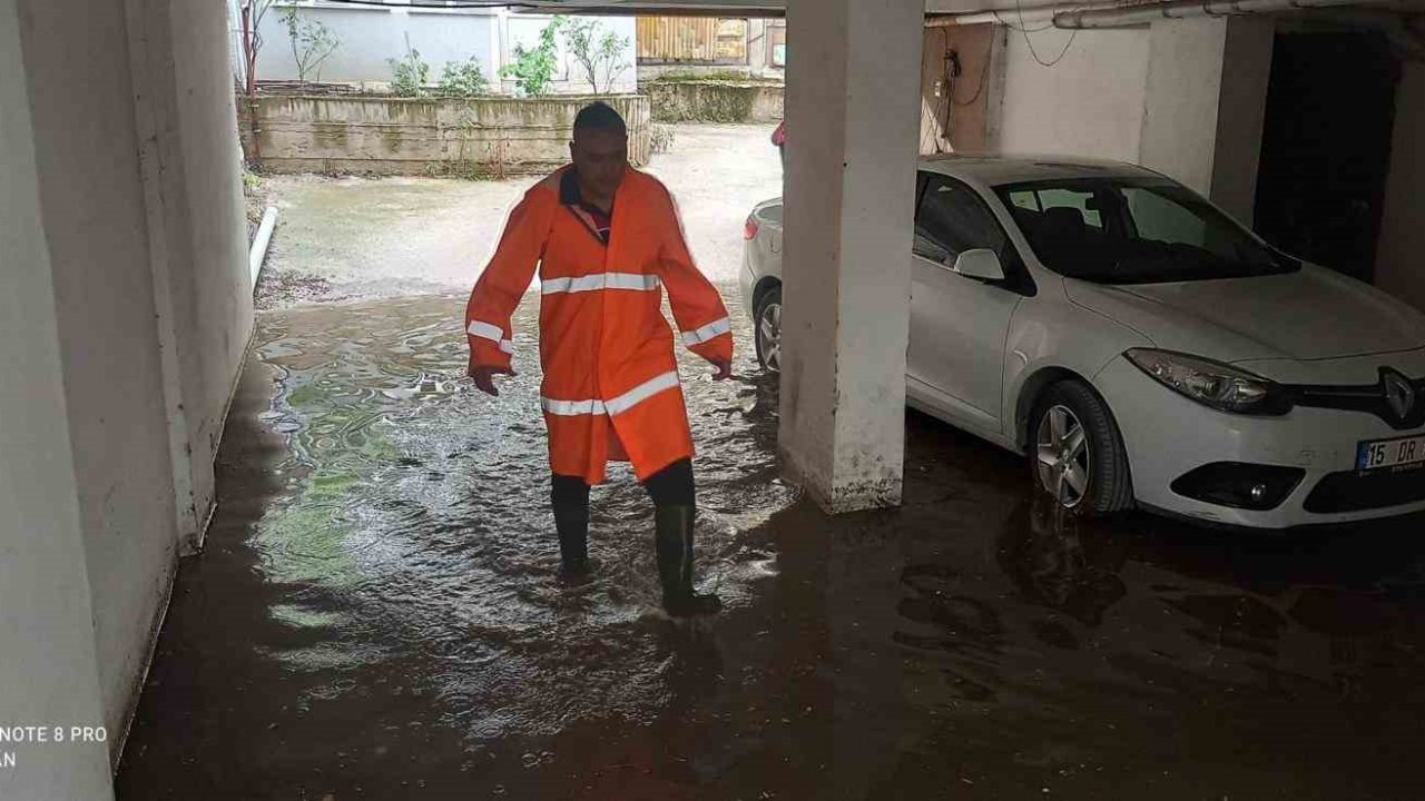 Burdur’da fırtına bir anda geldi, evlerin çatıları uçtu, yangın ve su baskınları oluştu