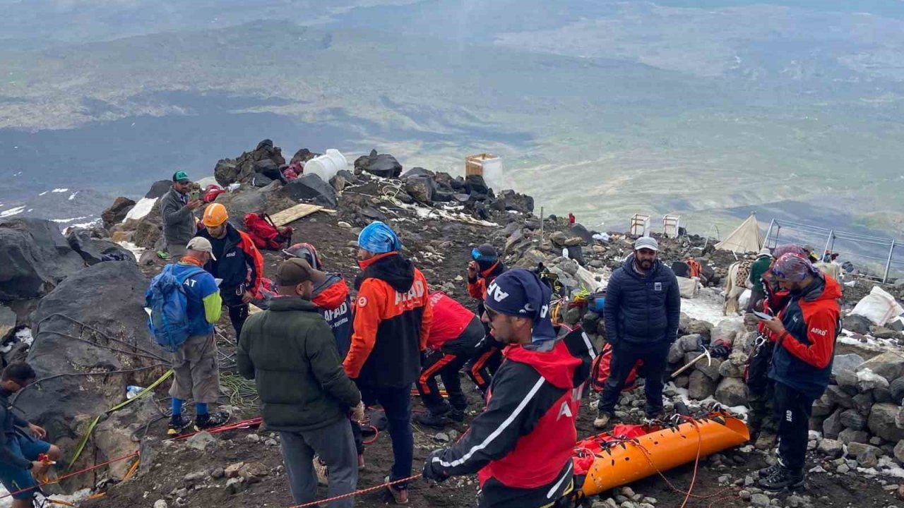 Ağrı Dağı’nda hayatını kaybeden İranlı dağcının cenazesi dağdan indirildi