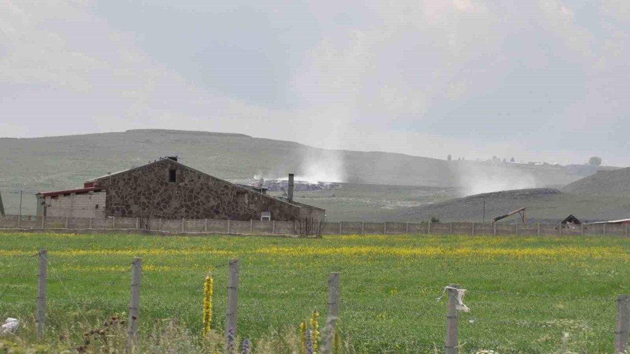 Kars’ta Karadağ çöplüğü yanıyor