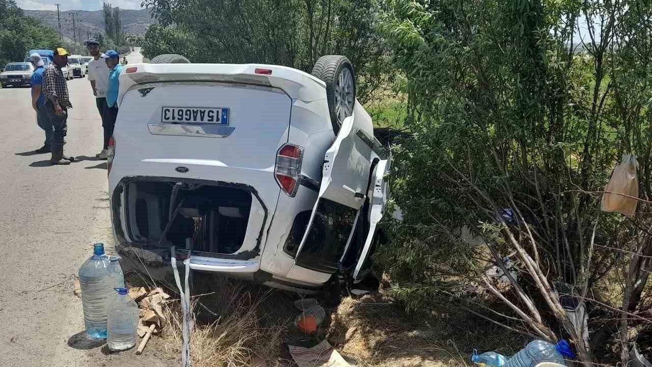 Burdur’da hafif ticari araç takla attı, yaşlı çift yaralandı