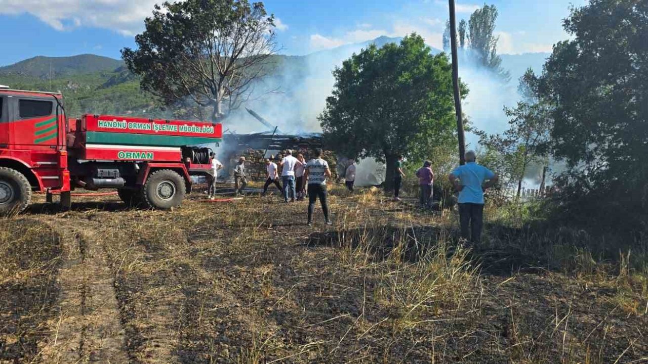 Kastamonu’da üç samanlık ve ekin tarlası yandı