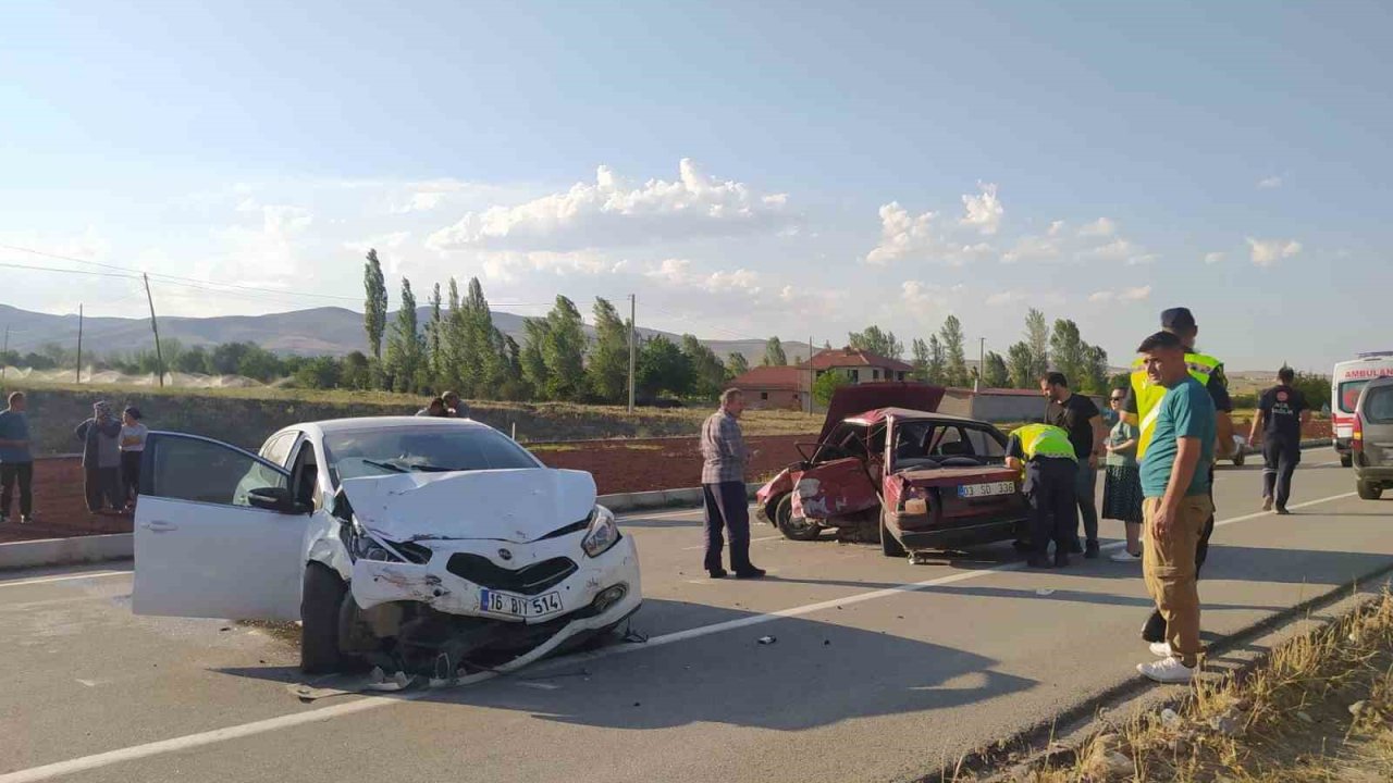 İki otomobilin çarpıştığı kazada 1 kişi öldü, 7 kişi yaralandı