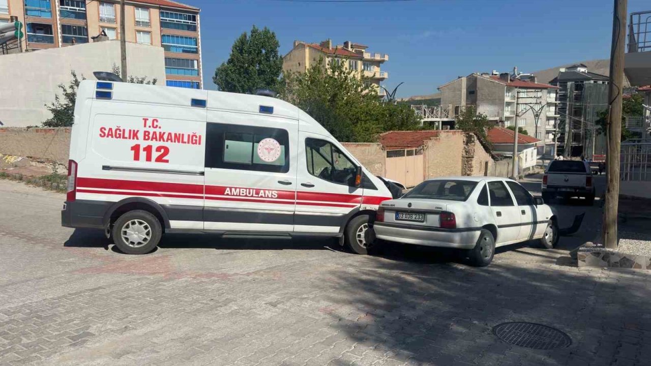 Ambulansın karıştığı kazada 2 sağlık görevlisi yaralandı