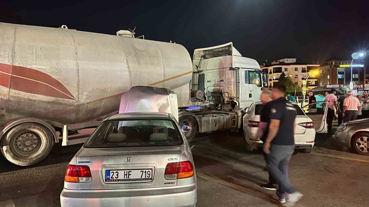 Elazığ’da tankerle iki otomobil çarpıştı: 2 yaralı