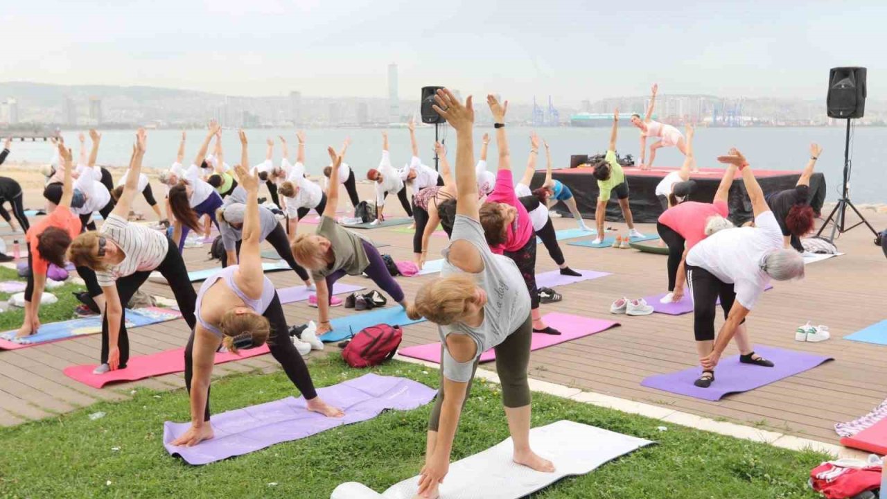 Yoga tutkunları Bayraklı’da buluştu