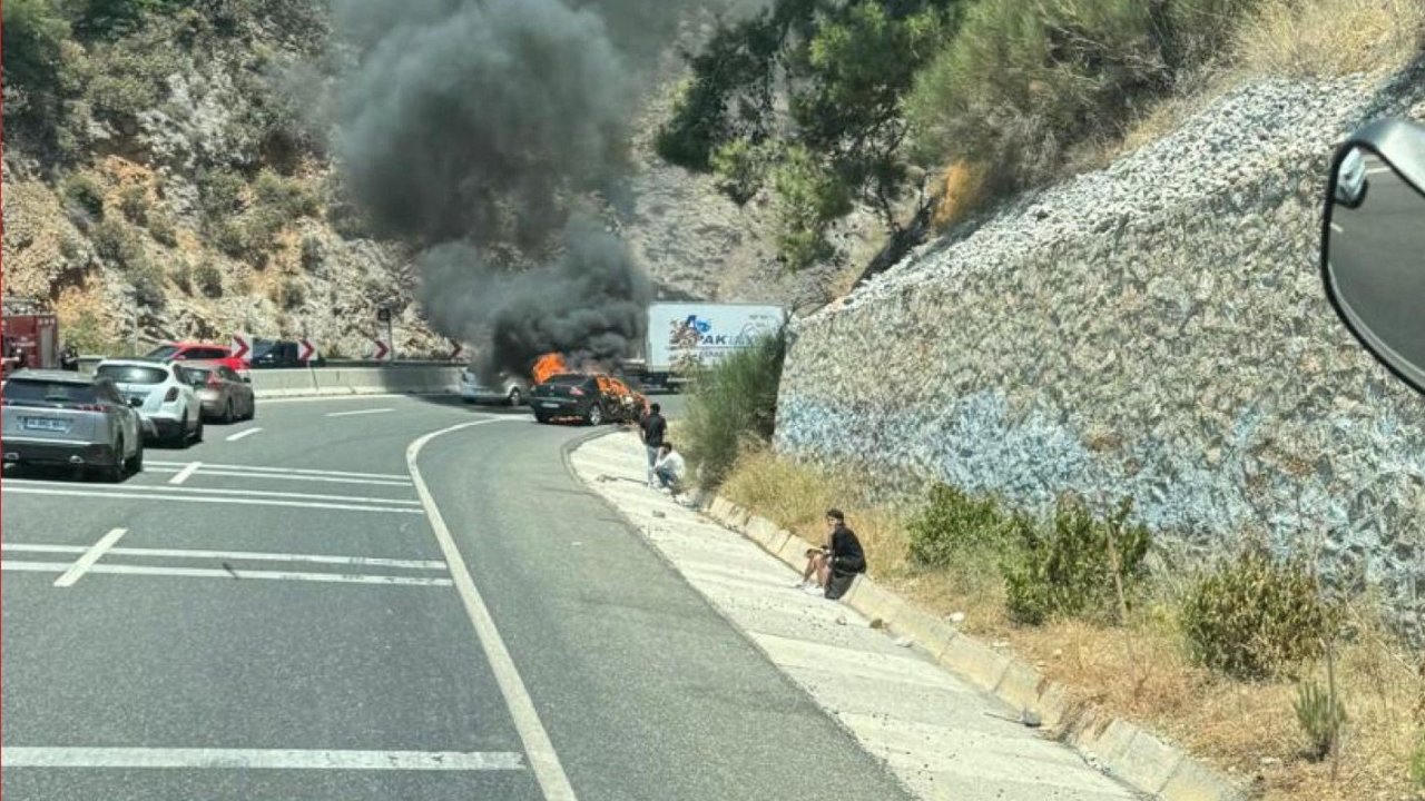 Sakarda araç yangını: otomobil kullanılamaz hale geldi