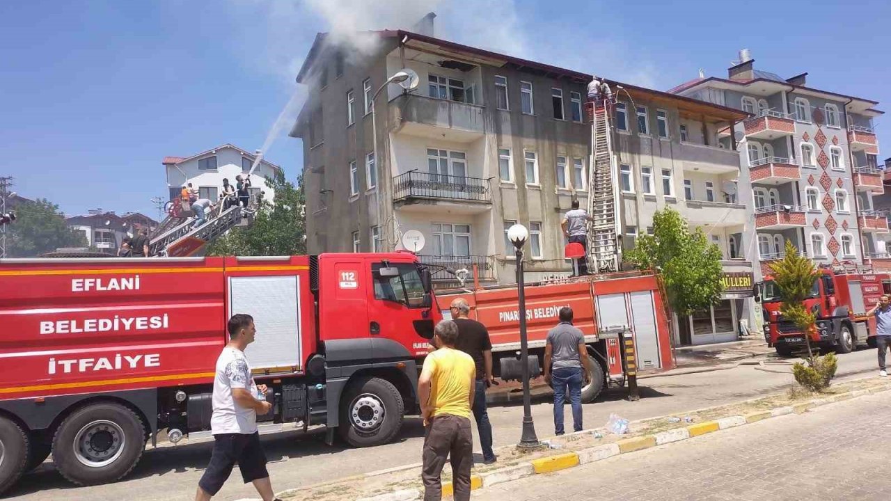 4 katlı binadaki yangın paniğe sebep oldu