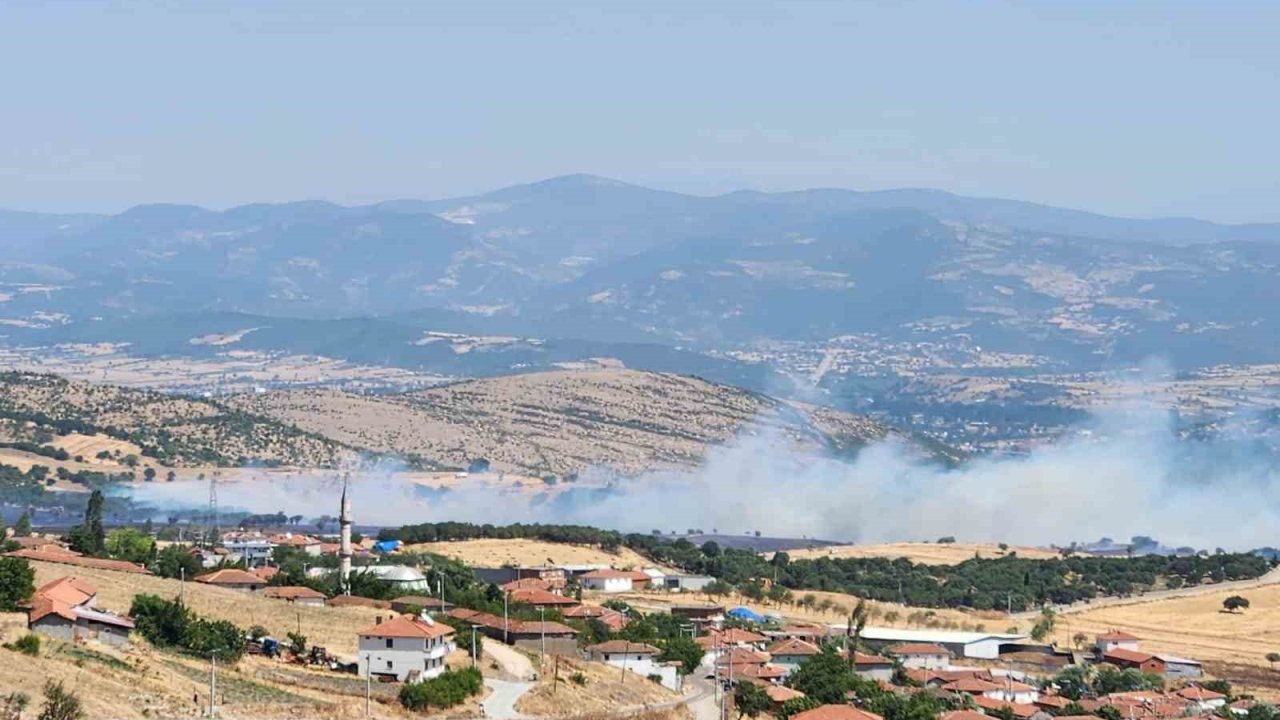 Balıkesir’de arazi yangınına havadan ve karadan müdahale ediliyor