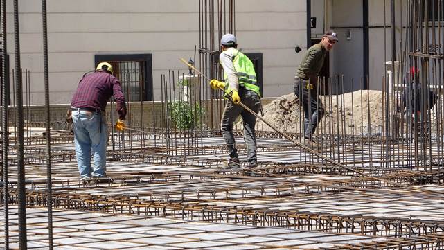 Kars'ta İnşaat işçilerinin sıcaklarla mücadelesi başladı