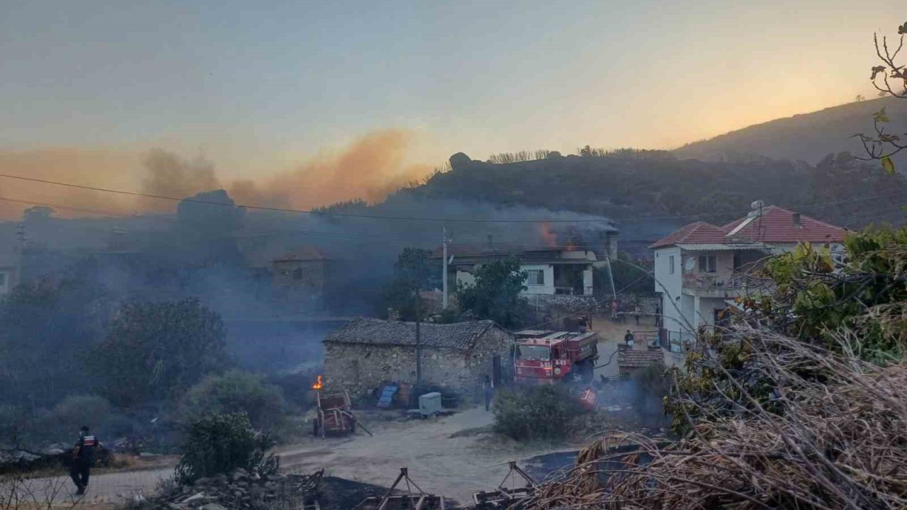 Manisa’daki yangına müdahale sürüyor: 300 hektar alan ile evler zarar gördü