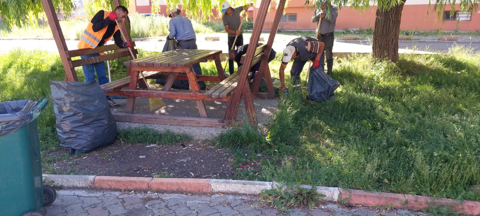 Kars Belediyesi Temizlik işleri müdürlüğü parklara müdahale etti!