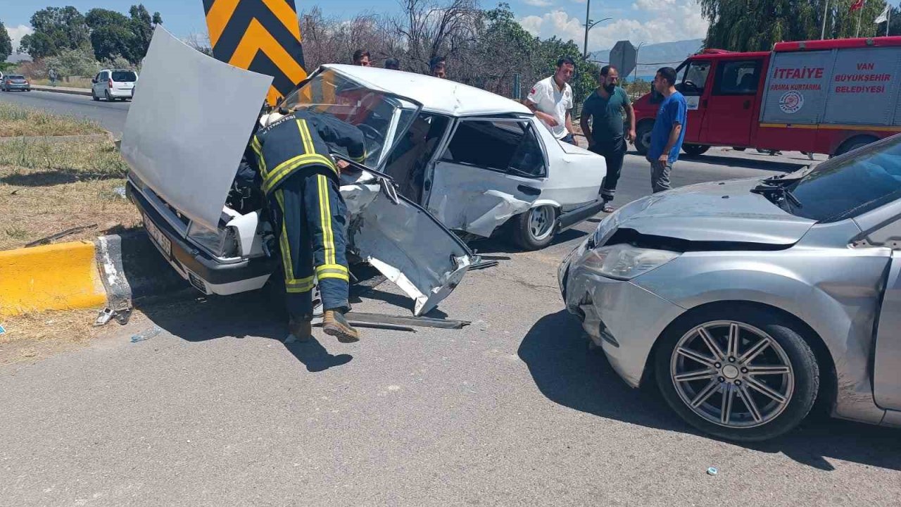 Van’da trafik kazası: 14 yaralı