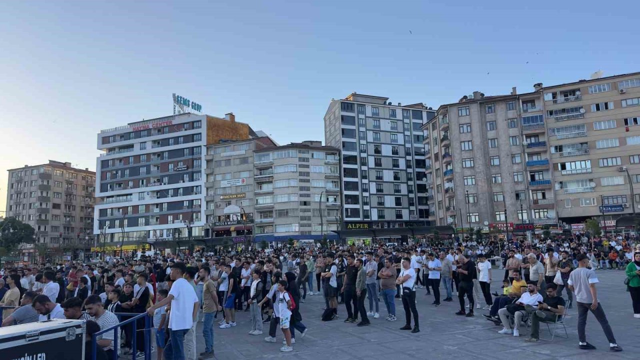 Elazığ’da Türkiye-Portekiz maçı için dev ekran kuruldu