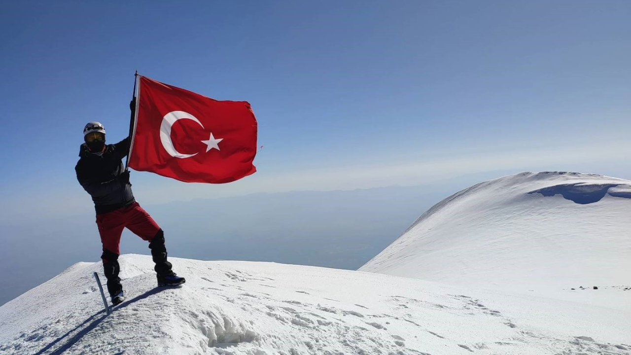 Aydınlı dağcı, Türkiye’nin çatısına tırmandı