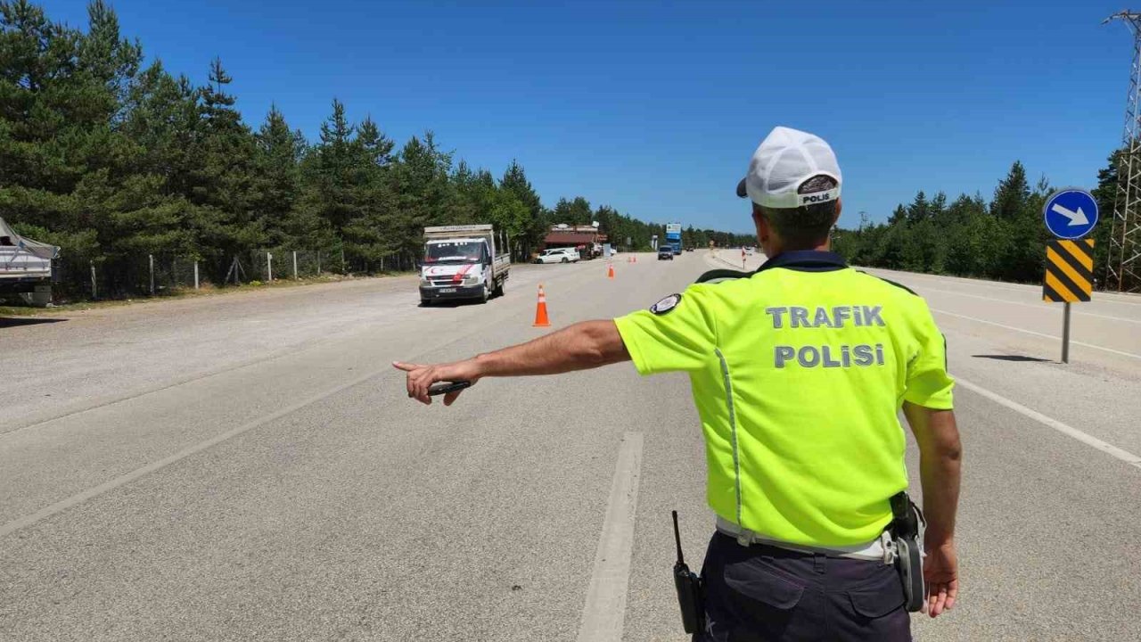 Trafik ekiplerinden bayram tatilinin son gününde sıkı denetim