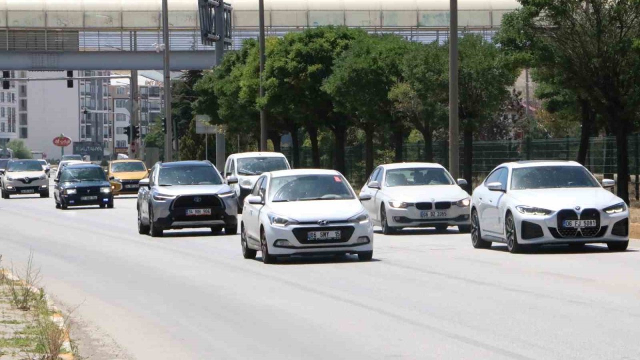 Tatilcilerin dönüş yolunda trafik yoğunluğu başladı