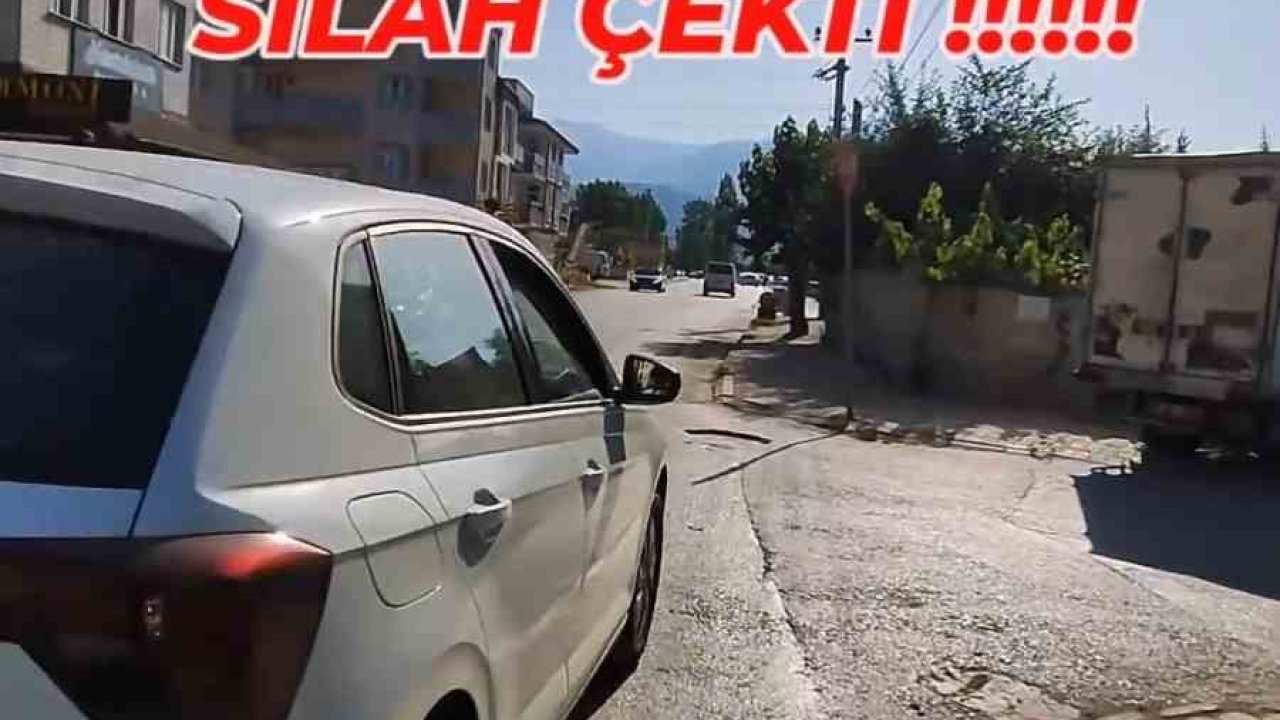 Aynasını kıran motosikletliye böyle silah çekti