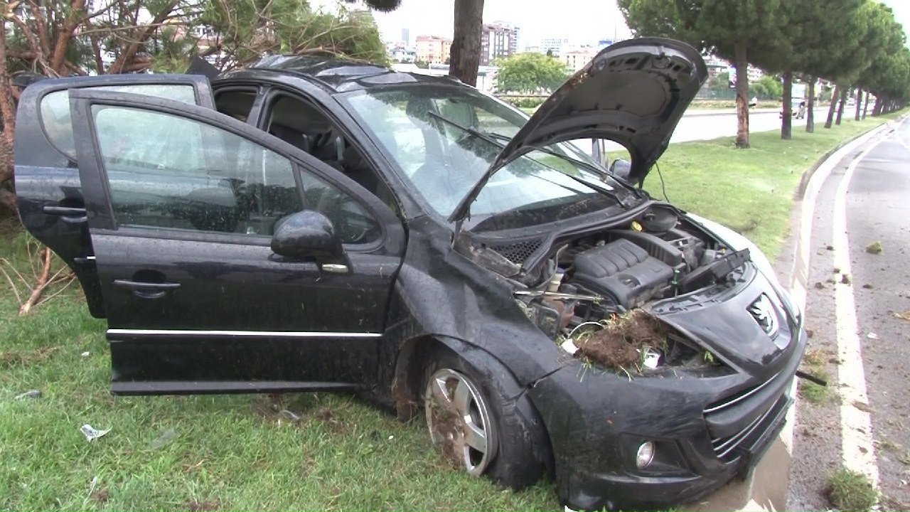 Kartal’da kontrolden çıkan otomobil refüje girdi: 3 yaralı